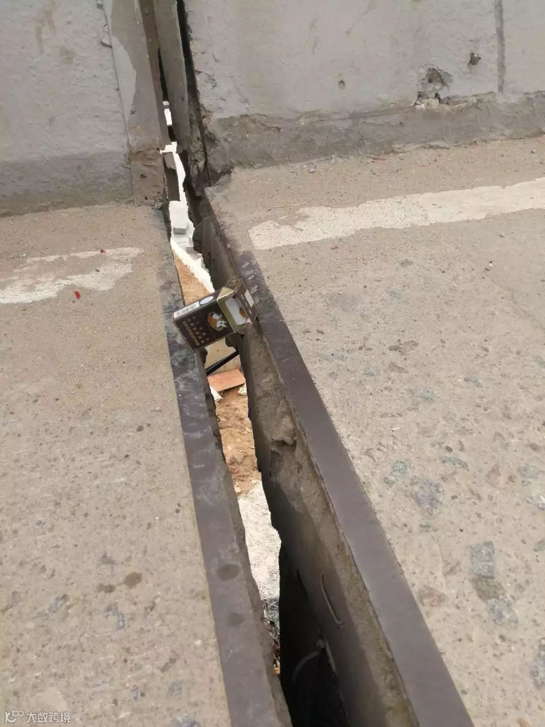 突发丨广州这座桥突然发生塌陷已封桥,外贸货代企业注意拖车绕行!