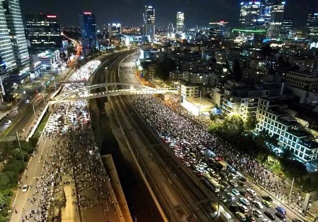 以色列爆发大规模抗议!超60万人走上街头