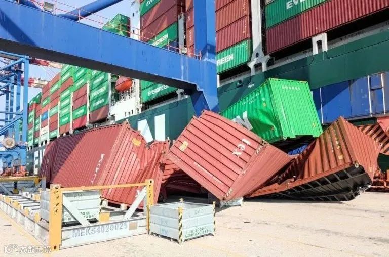 突发！长荣一集装箱船装卸时7个集装箱意外坠落，严重受损