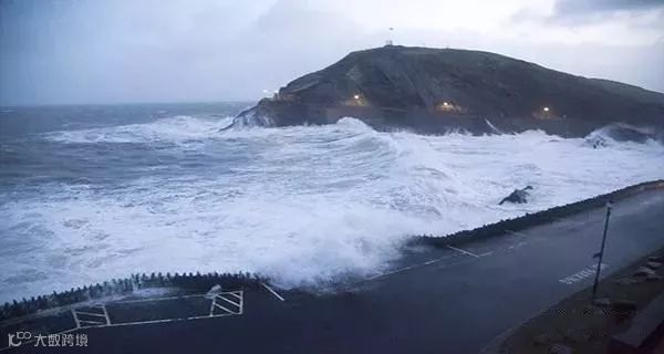 暴风雪来袭！航班取消港口停航公路封锁，美国东部气候恶劣如火星！