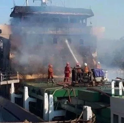 突发丨一集装箱船因大火严重损毁，事发印尼海域 ！