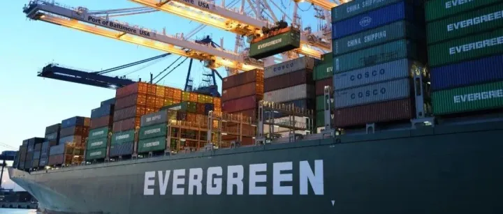 突发！长荣一集装箱船装卸时7个集装箱意外坠落，严重受损