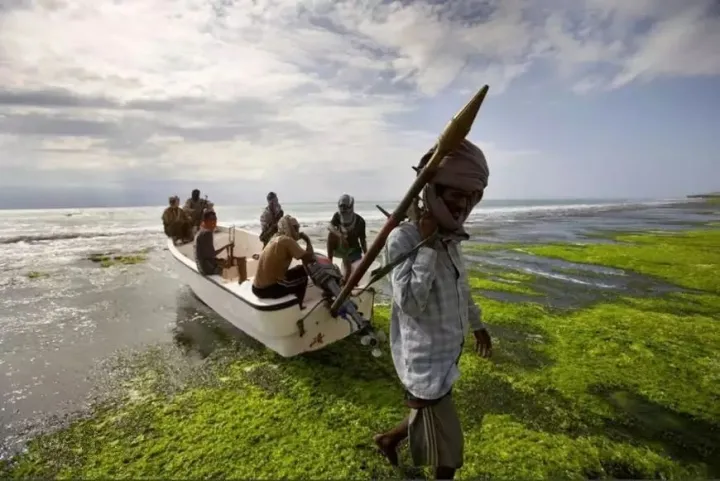 散货船遭海盗袭击，8名船员被绑架！