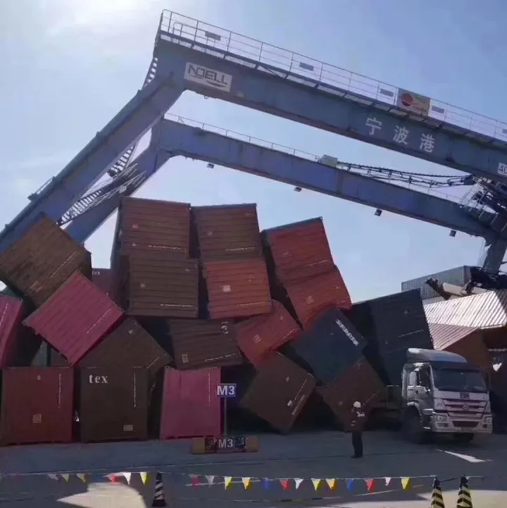 事故丨宁波港龙门吊倒塌大量集装箱被压，又是超重惹的祸？