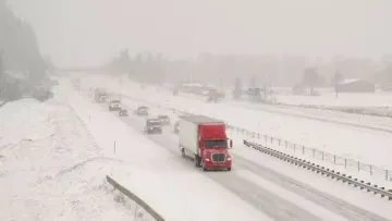 暴风雪来袭！航班取消港口停航公路封锁，美国东部气候恶劣如火星！