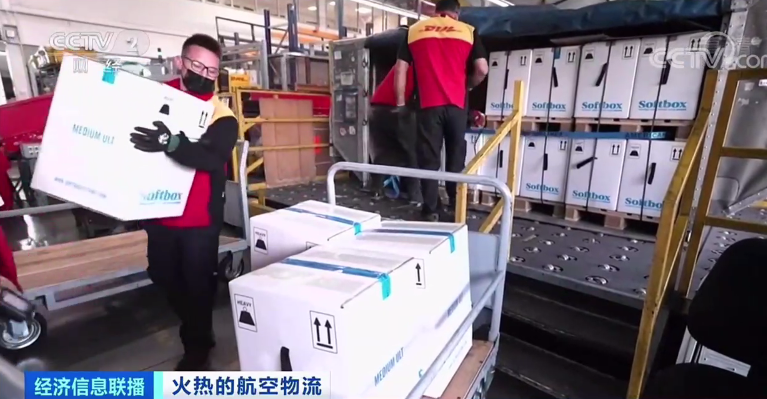 央视：市场空前火爆，空运一舱难求！集装箱运费将持续上涨到年底！