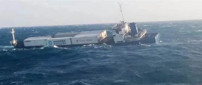 事故！一集装箱船破损严重进水导致沉没货柜落海，另两艘同名集装箱船“奇葩”相撞！