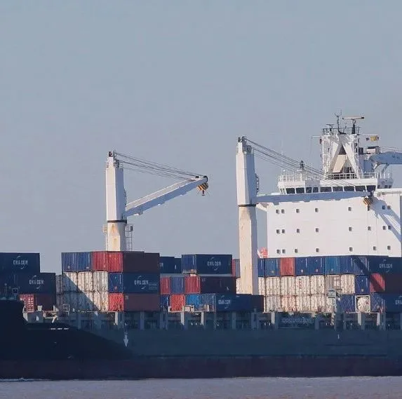 事故丨马士基一集装箱船航线途中突然起火，拖轮紧急施救！