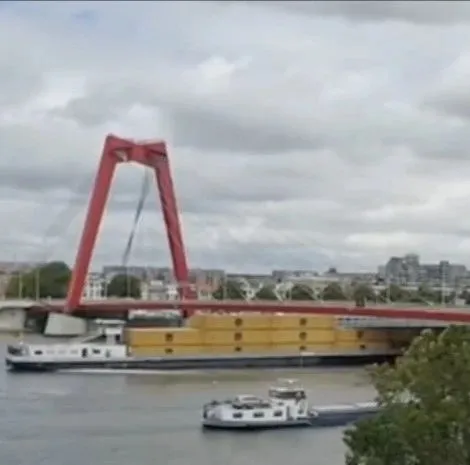 事故丨货船撞上桥梁致集装箱落水，事发鹿特丹