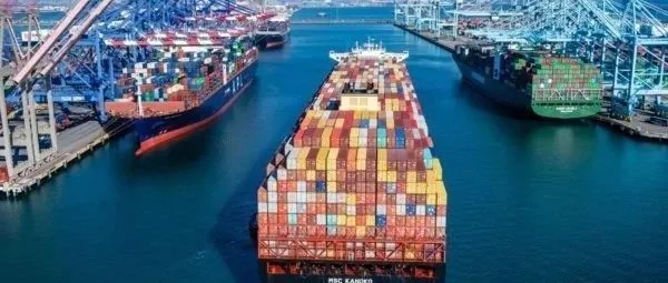 集装箱运价再次急剧上涨！不含附加费飙到13500美元/FEU，然而服务水平却在下降