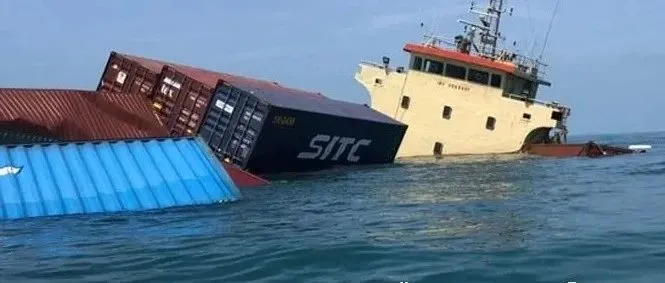 事故丨达飞一艘集装箱船撞上泊位；一艘货船搁浅船体倾斜 集装箱被水浸泡