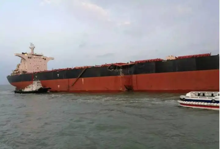 两散货船长江口相撞，一船机舱进水