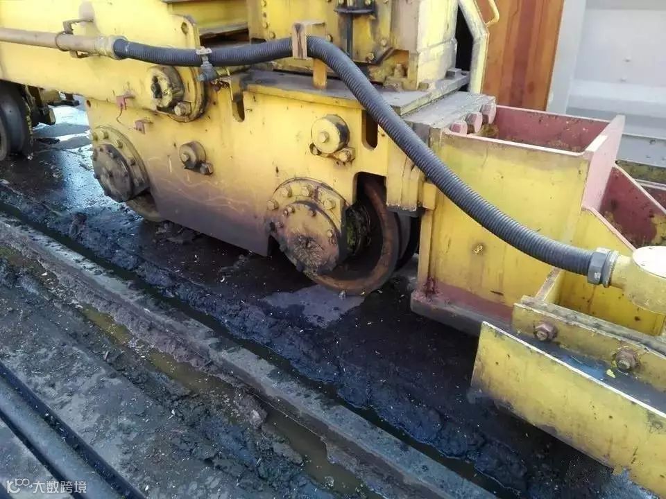 预警丨原本塞港严重的吉大港这次遇到码头龙门吊被撞倒， 近期出口的客户需留意！