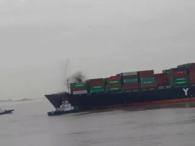 突发！突发！上海港8236TEU集装箱船靠港前突然着火
