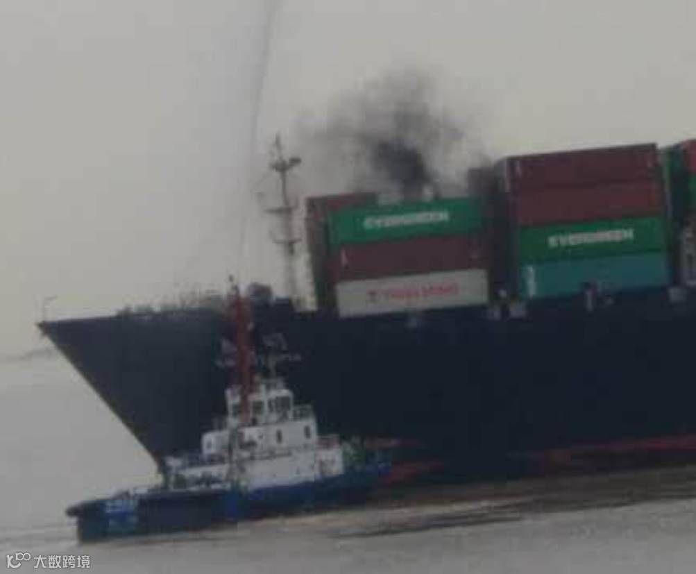 突发!突发!上海港8236TEU集装箱船靠港前突然着火
