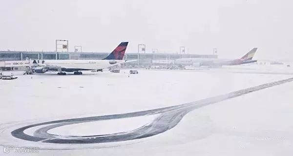 暴风雪来袭！航班取消港口停航公路封锁，美国东部气候恶劣如火星！