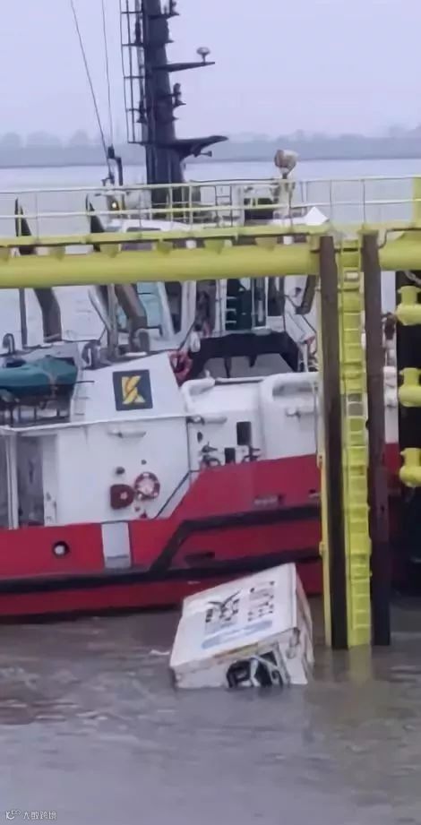 突发丨安特卫普港发生集装箱船倾斜事故，30多个集装箱落水航道临时封闭（附视频）！