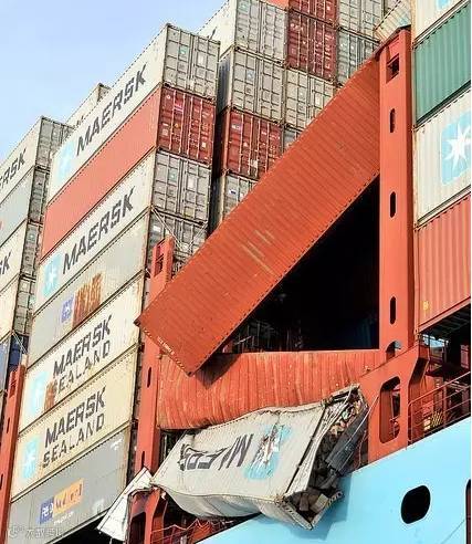 突发丨马士基18000Teu超大集装箱船遭遇恶劣天气43个集装箱丢失,85个集装箱被损坏!
