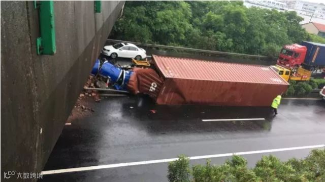 突发!集装箱货车撞坏桥墩,道路将被迫封闭一个月!事故原因又是钢卷捆扎不规范?(附视频)