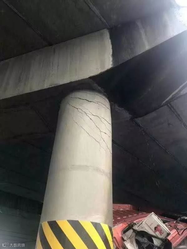 突发!集装箱货车撞坏桥墩,道路将被迫封闭一个月!事故原因又是钢卷捆扎不规范?(附视频)