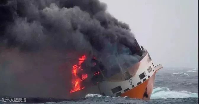 突发丨一艘由苏伊士前往吉布提的船起火,在阿拉伯海域烧毁