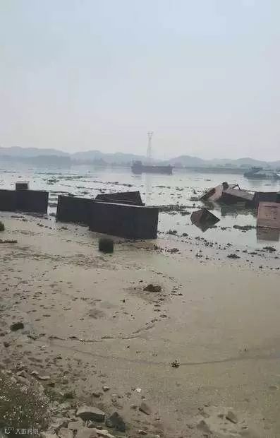 事故丨集装箱驳船和货船相撞，一艘沉没，河面漂的全是货柜箱！