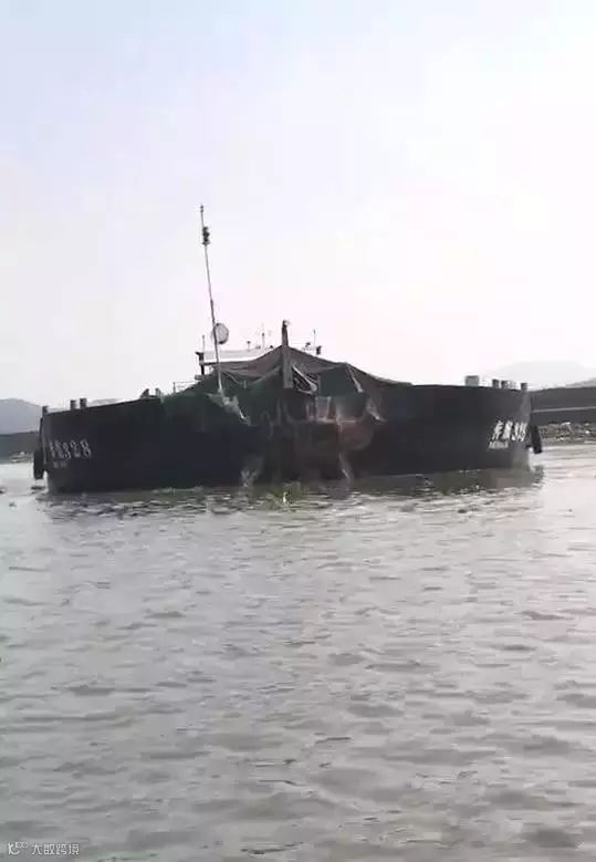 事故丨集装箱驳船和货船相撞，一艘沉没，河面漂的全是货柜箱！