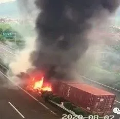 集装箱燃起熊熊大火，集卡司机惊魂15秒生死逃离