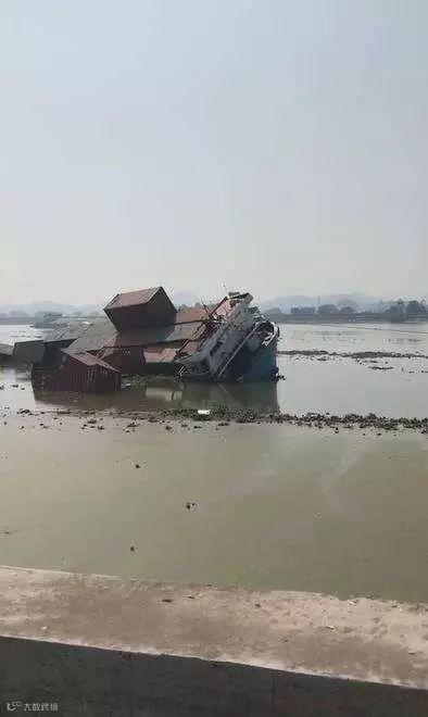 事故丨集装箱驳船和货船相撞，一艘沉没，河面漂的全是货柜箱！