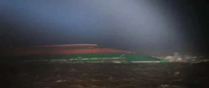 重大突发丨两艘集装箱船相撞，船员遇险超650个集装箱随船沉没，长江口航道紧急封航！