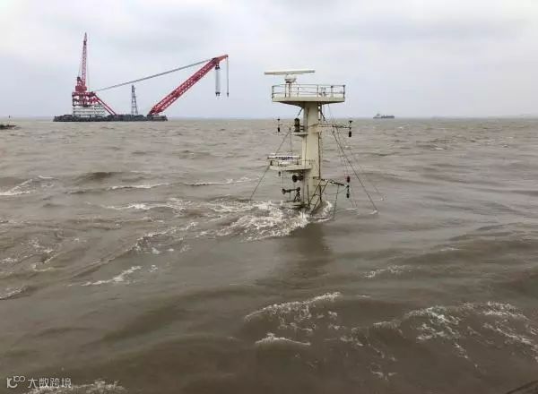 突发丨上海今晨发生沉船事故：海警连夜搜救，3人获救10人失踪，已派潜水员下水探摸