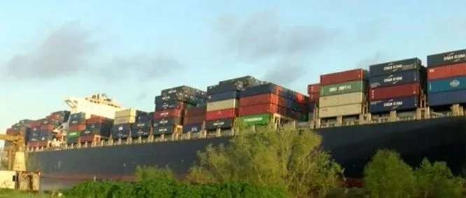 事故丨一艘挂靠我国多个港口的集装箱船发生搁浅，一集装箱船出故障港口不让靠岸