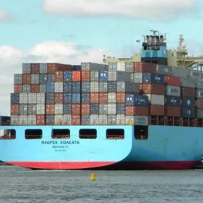 美国飓风登陆后，这5艘箱船跳港改航，主要港口和道路仍在关闭