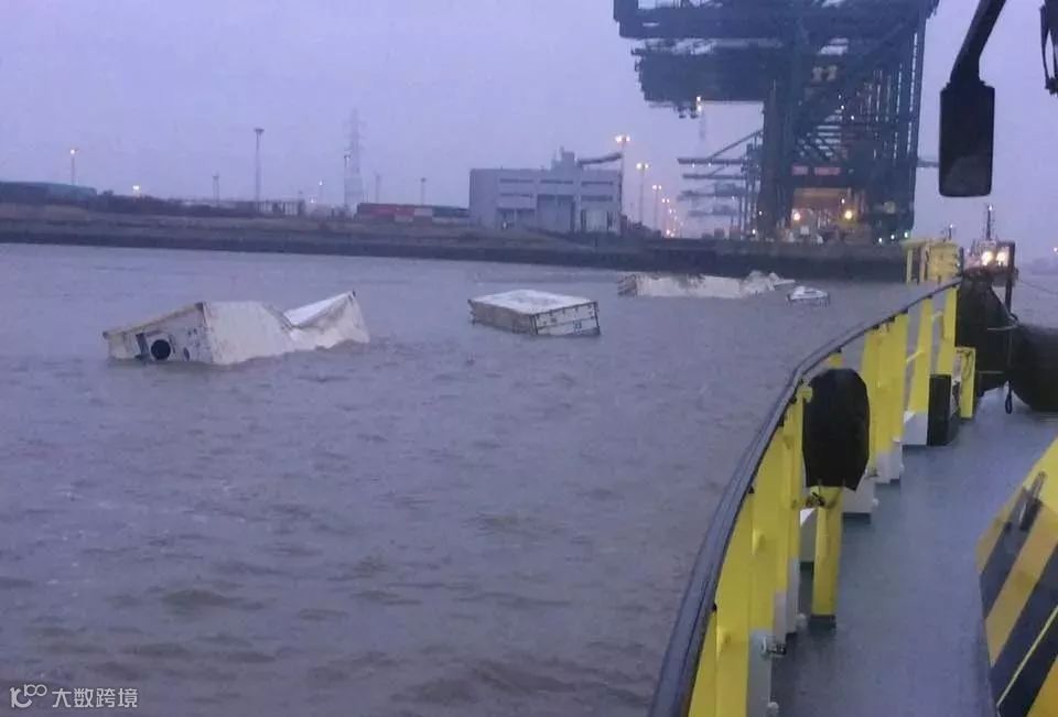 突发丨安特卫普港发生集装箱船倾斜事故，30多个集装箱落水航道临时封闭（附视频）！