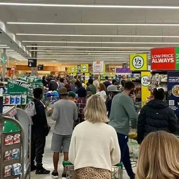 全球供应链危机，美国、英国超市再爆发抢购潮，货架已空空如也