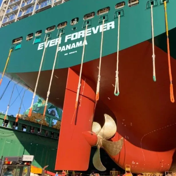 抓住当前高运价，长荣2艘12000TEU箱船交付，阳明第六艘2800TEU级箱船命名交付