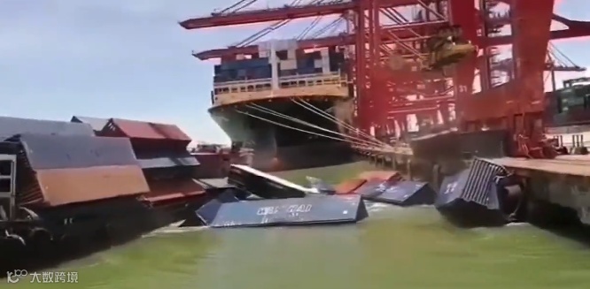 突发！蛇口一集装箱驳船船体倾斜，多个货柜落水！