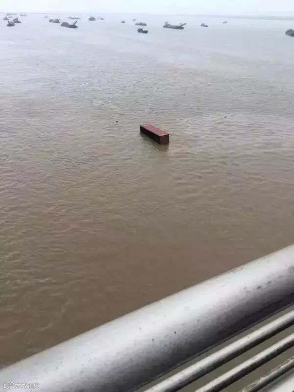 一日之内两起严重事故致两名拖车司机身亡,望广大货主多多理解,勿频繁催促司机!