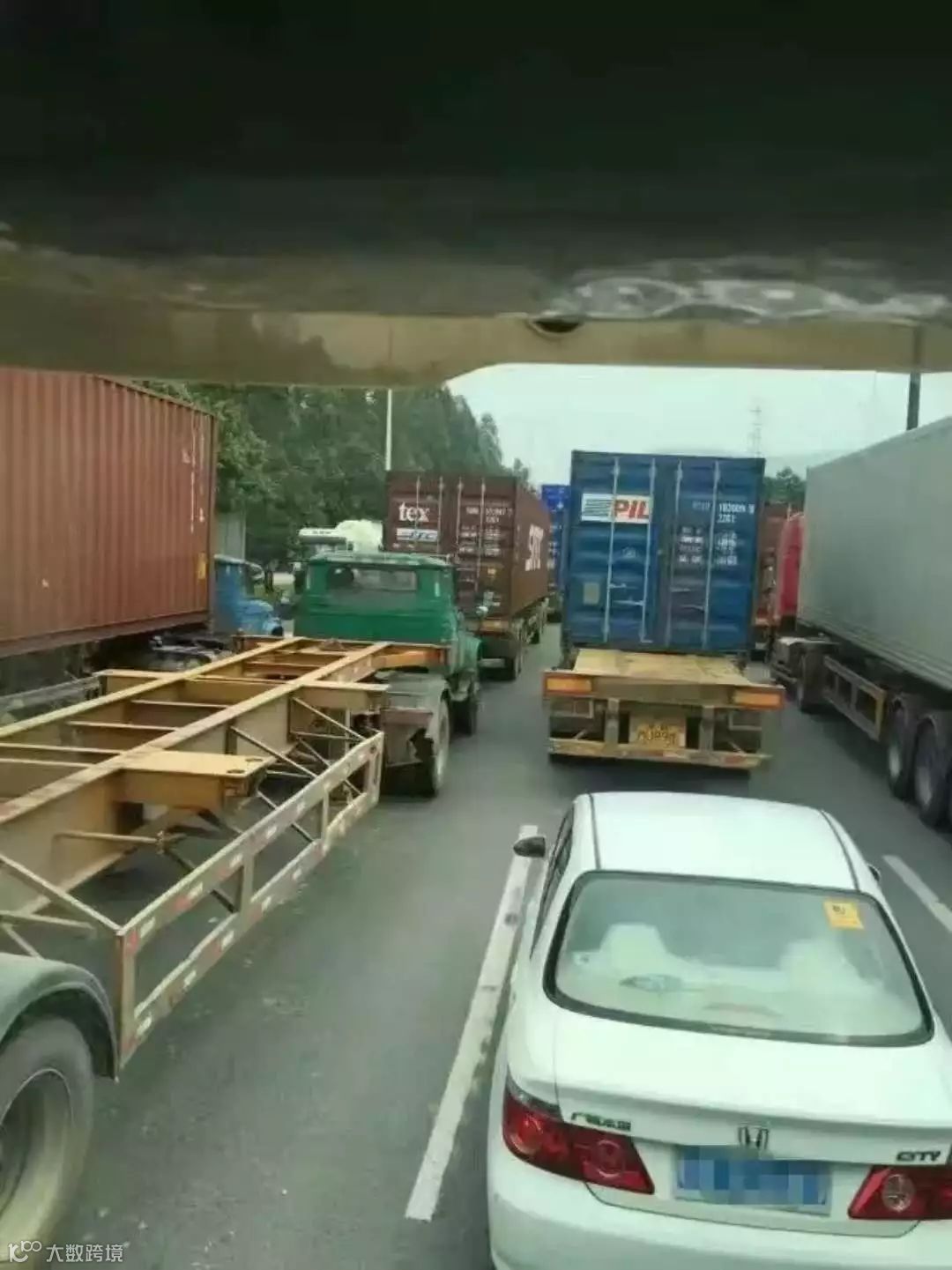 拥堵，大雾塞港，船期延误，爆仓拖车.........外贸和货代企业接下来几天要挺住！