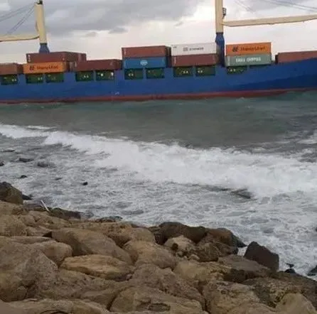事故丨恶劣强风天气，一艘箱船被冲上防波堤，一艘箱船撞上船闸