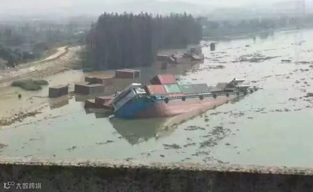 事故丨集装箱驳船和货船相撞，一艘沉没，河面漂的全是货柜箱！