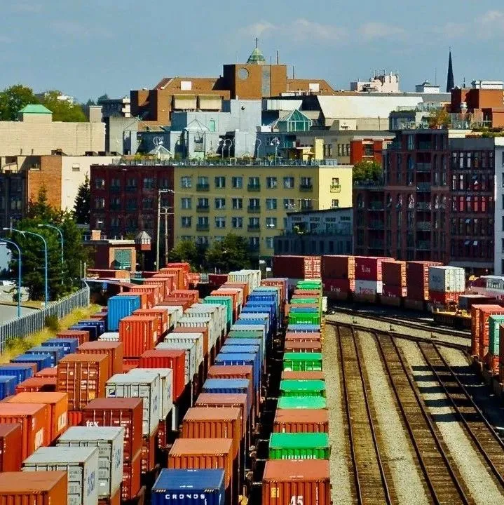 毁灭性火灾波及温哥华港，铁路服务中断，船公司警告延误和拥堵