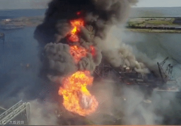 美国一港口大爆炸,火光冲天场面惨烈,如黎巴嫩爆炸翻版