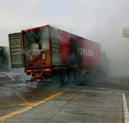 惊险！一集装箱拖车在加油站旁燃烧起火，柜子烧坏价值百万货物受损