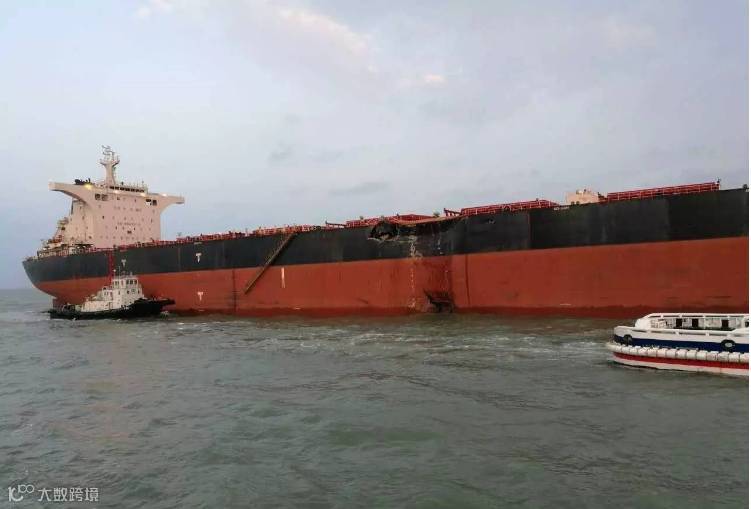 两散货船长江口相撞,一船机舱进水