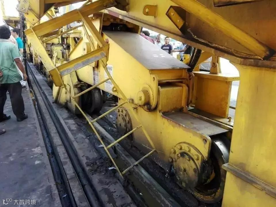 预警丨原本塞港严重的吉大港这次遇到码头龙门吊被撞倒， 近期出口的客户需留意！