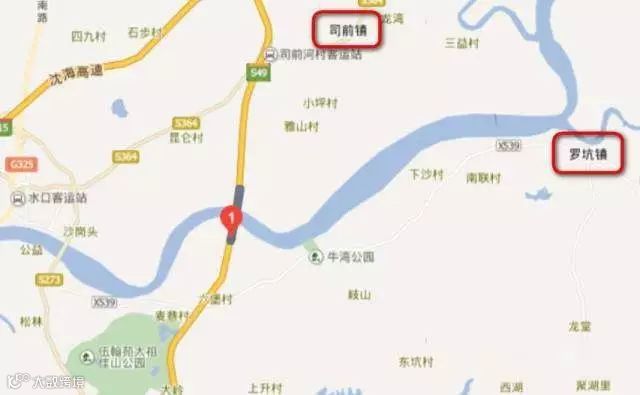 事故丨集装箱驳船和货船相撞，一艘沉没，河面漂的全是货柜箱！