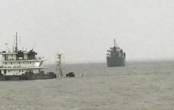 突发丨上海今晨发生沉船事故：海警连夜搜救，3人获救10人失踪，已派潜水员下水探摸