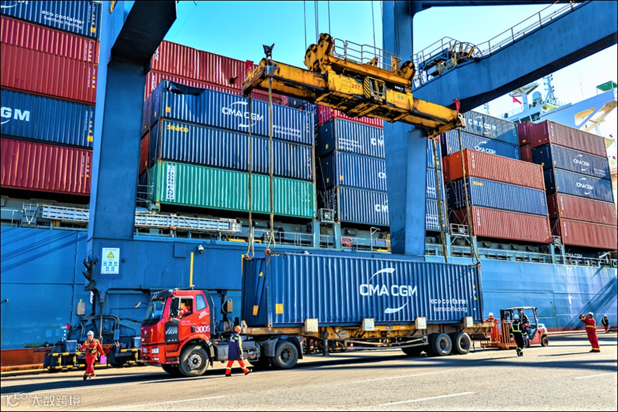 集装箱突发落水受损！货轮临时挂靠国内港口！紧急卸船！