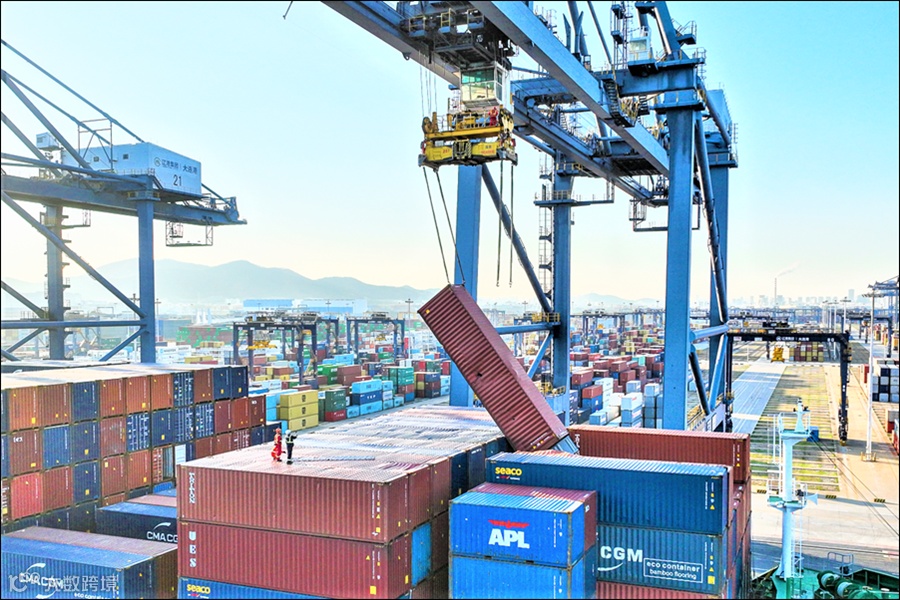 集装箱突发落水受损！货轮临时挂靠国内港口！紧急卸船！